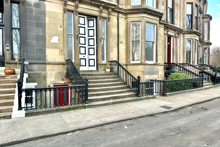 Flat Kirklee Quadrant Lane in Glasgow