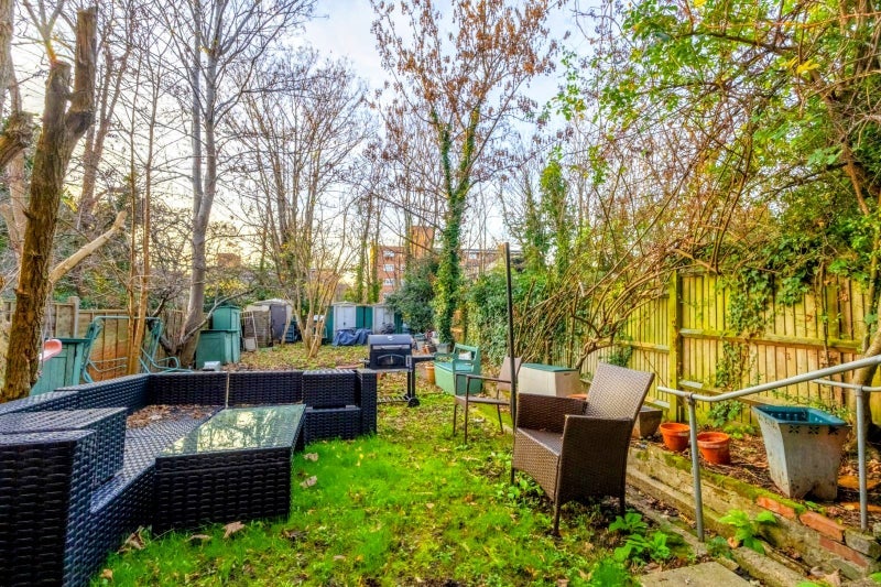 Room Riggindale Road in Greater London