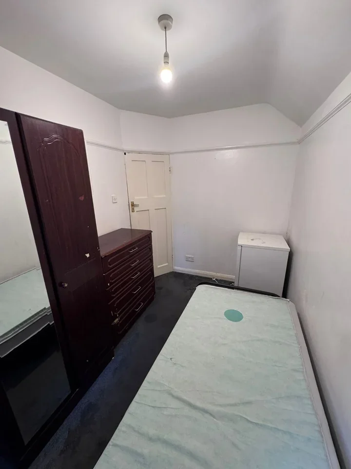 Room Westminster Avenue in Greater London