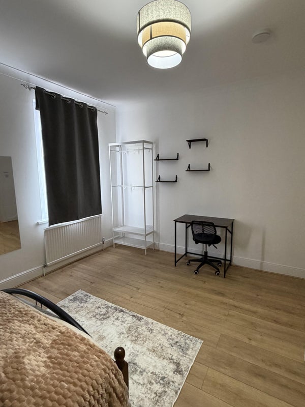 Room Buxton Road in Greater London