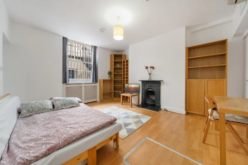 Flat Gloucester Street in City of Westminster
