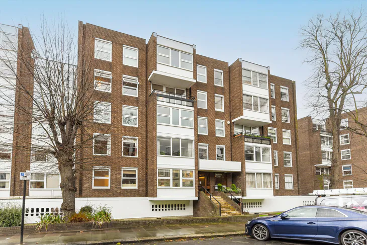 Flat Gloucester Avenue in Greater London