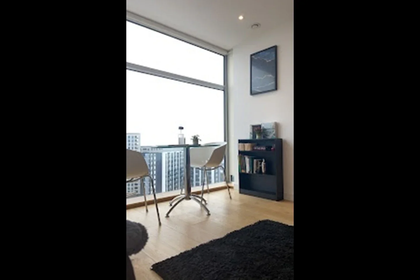 Flat Winston Way in Greater London