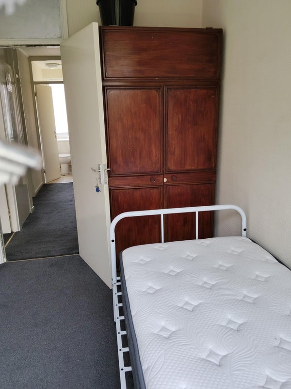 Room Thessaly Road in Greater London