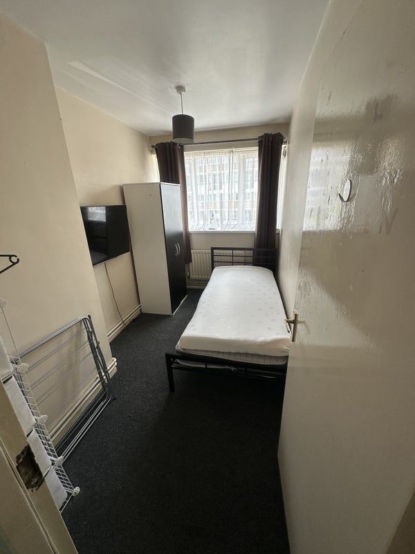 Room Tildesley Road in Greater London