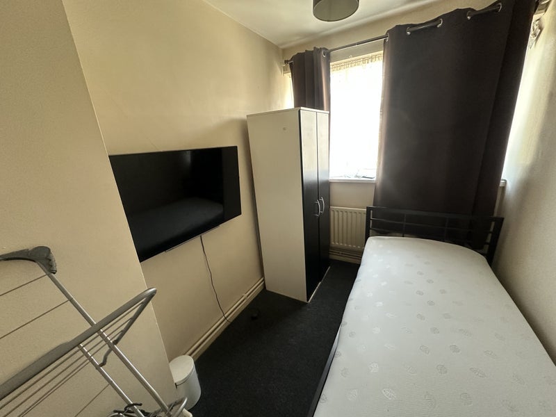 Room Tildesley Road in Greater London