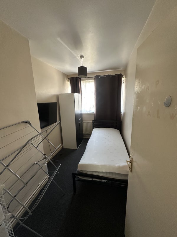 Room Tildesley Road in Greater London