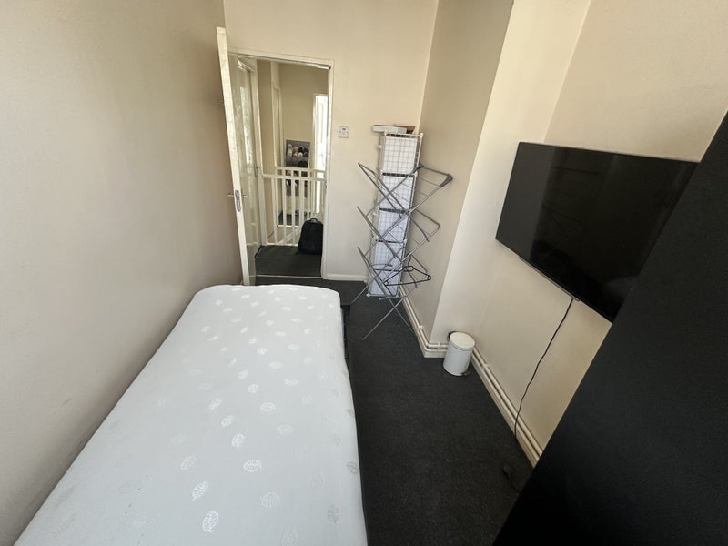 Room Tildesley Road in Greater London