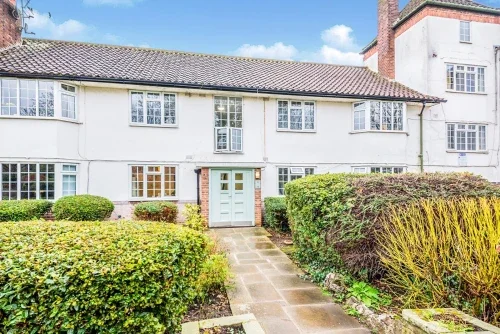 Flat Okehampton Close in London