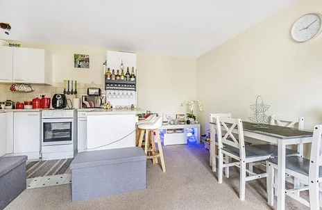 Flat Laird Court in Surrey Heath