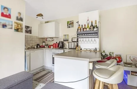 Flat Laird Court in Surrey Heath