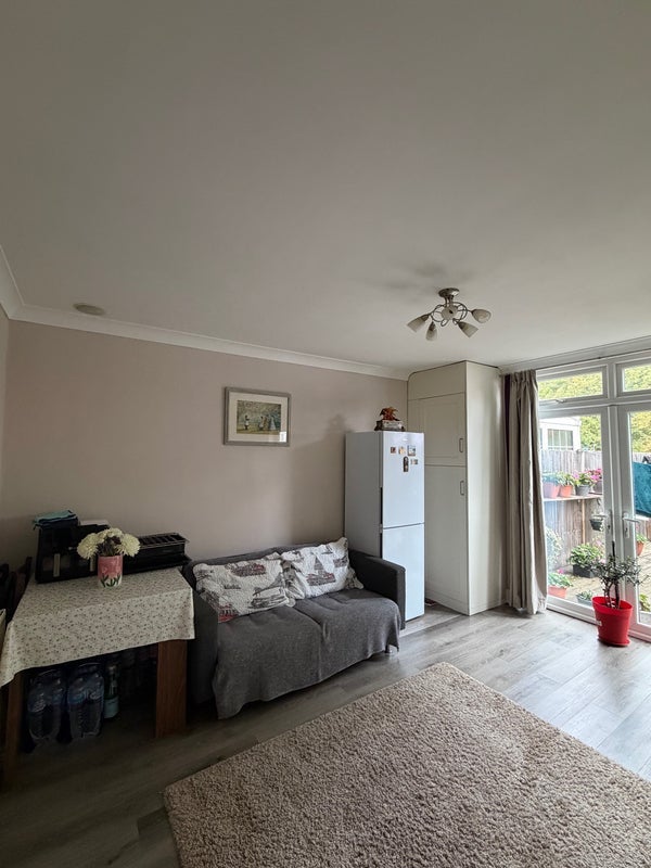 Room Ridgeway Drive in Greater London