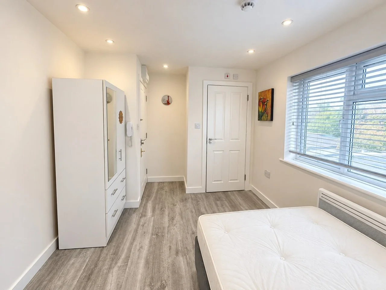 Flat Conway Crescent in Greater London