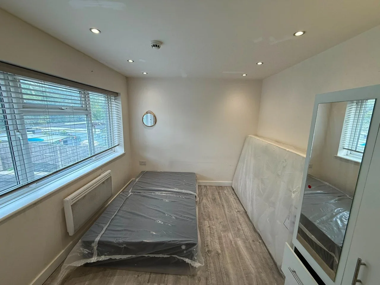 Flat Conway Crescent in Greater London