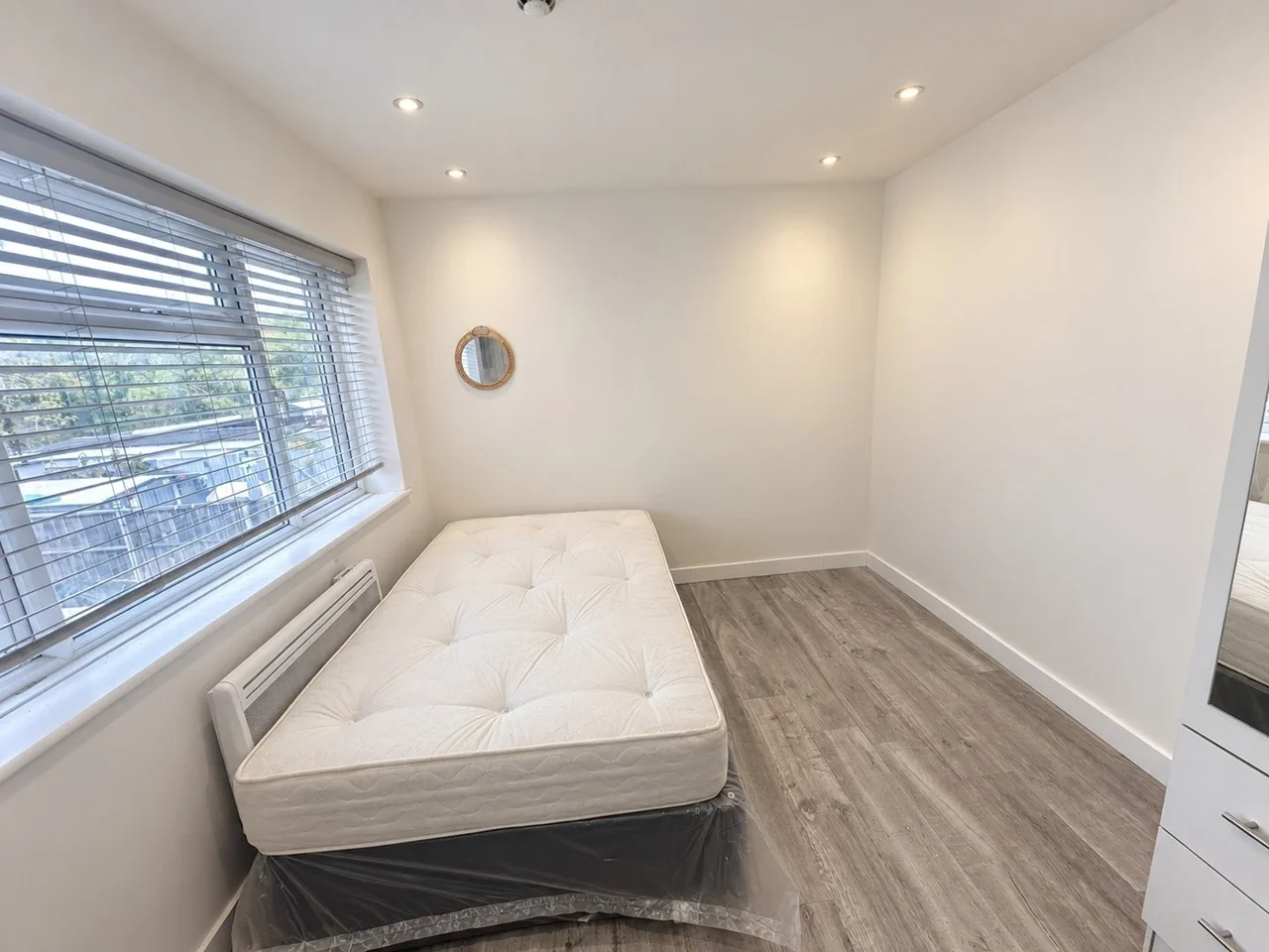 Flat Conway Crescent in Greater London
