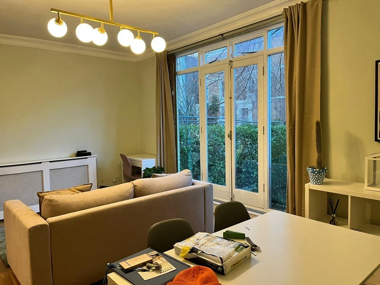 Flat Groveway in Greater London