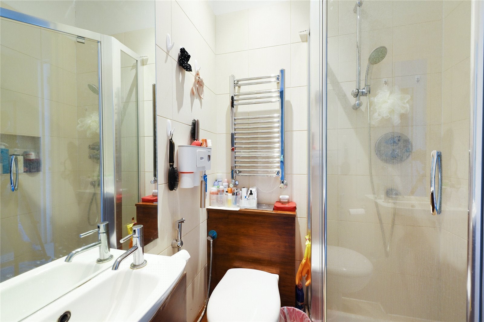 Flat Eardley Crescent in Greater London
