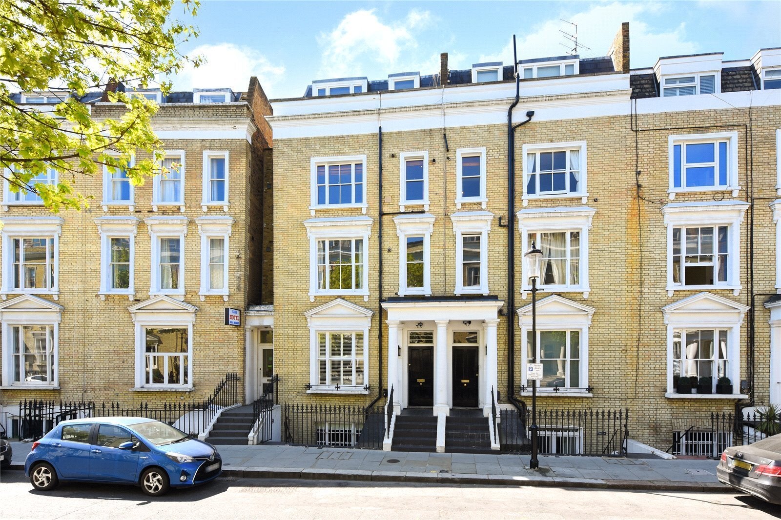 Flat Eardley Crescent in Greater London