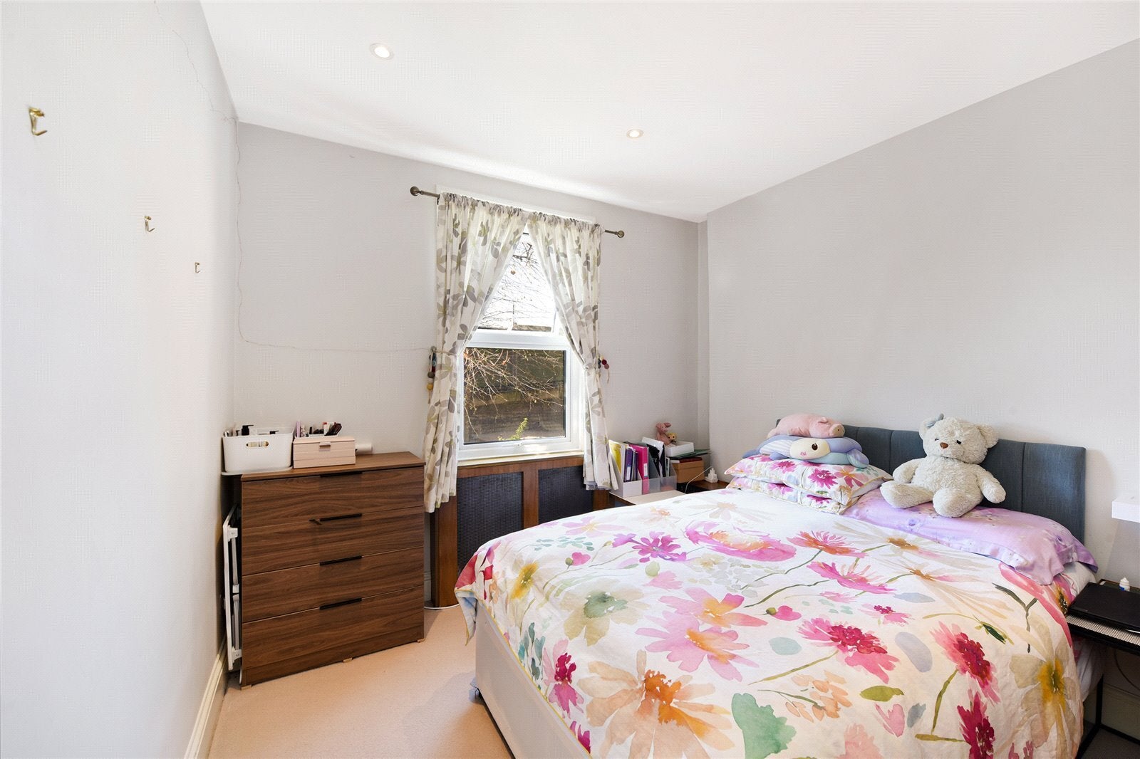 Flat Eardley Crescent in Greater London