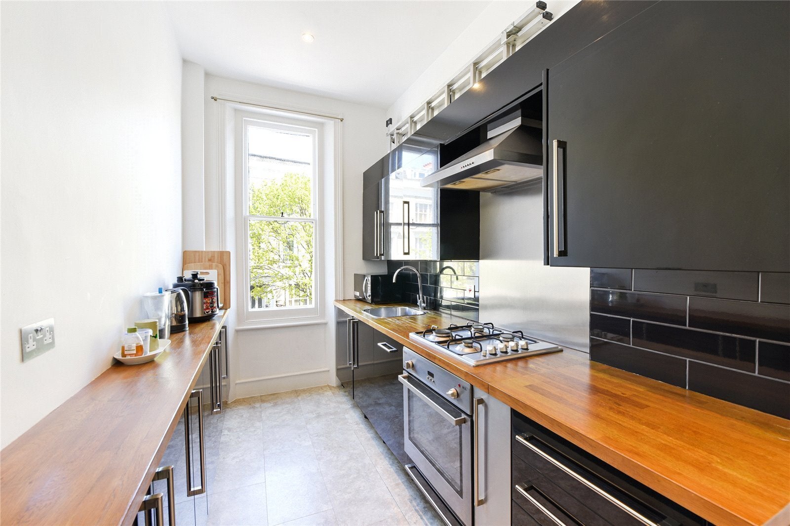 Flat Eardley Crescent in Greater London