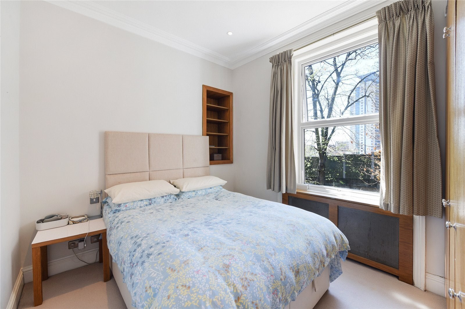 Flat Eardley Crescent in Greater London