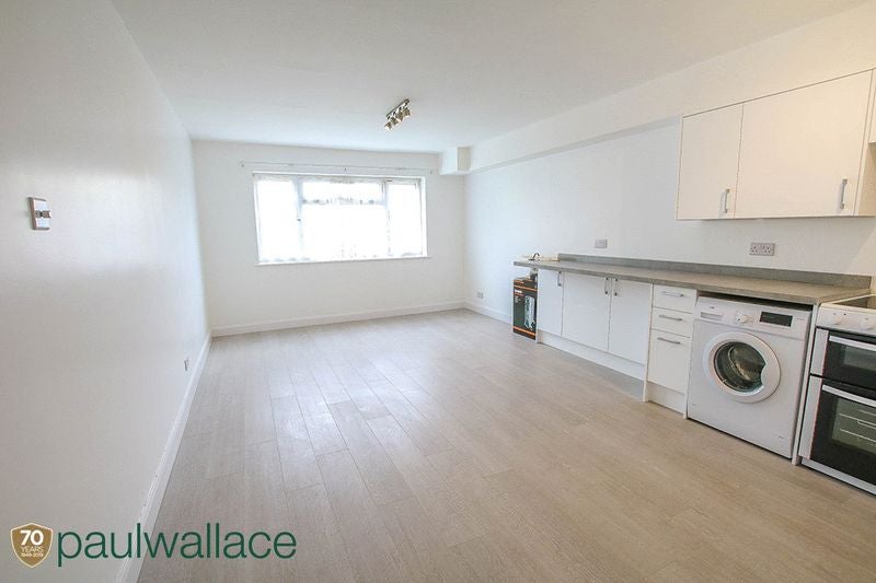 Flat Flamstead End Road in Cheshunt