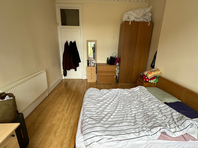 Room Whitefield Road in Glasgow