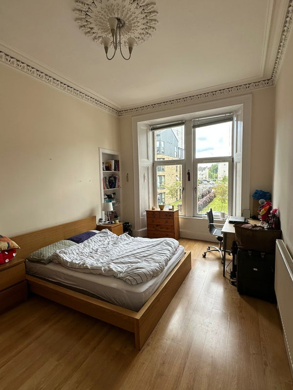 Room Whitefield Road in Glasgow