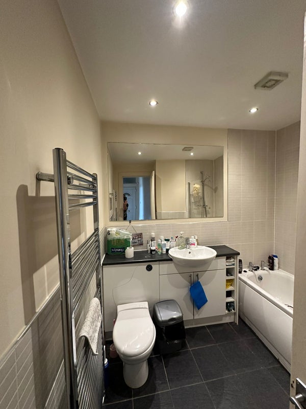 Room Whitefield Road in Glasgow