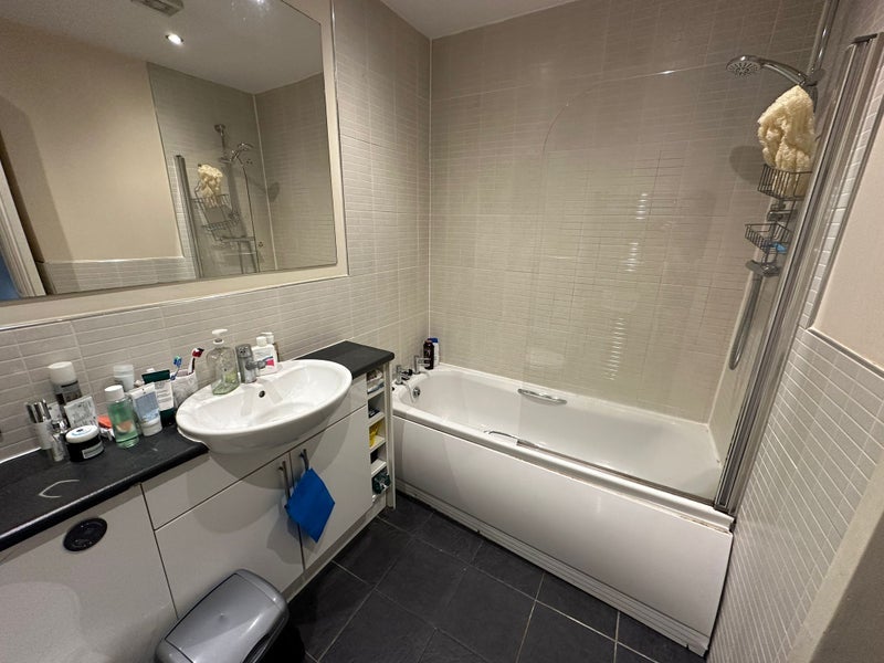 Room Whitefield Road in Glasgow