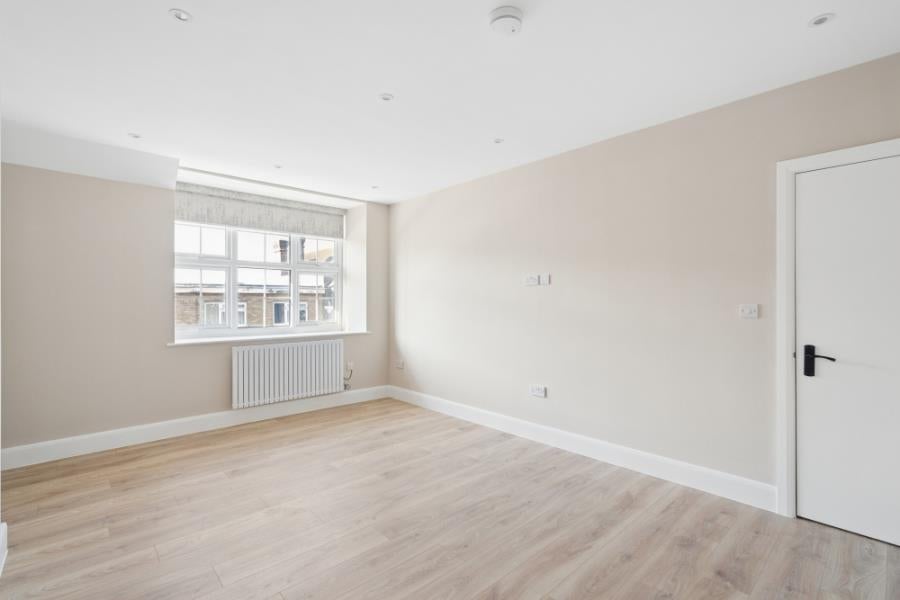 Flat Green Lane in Greater London