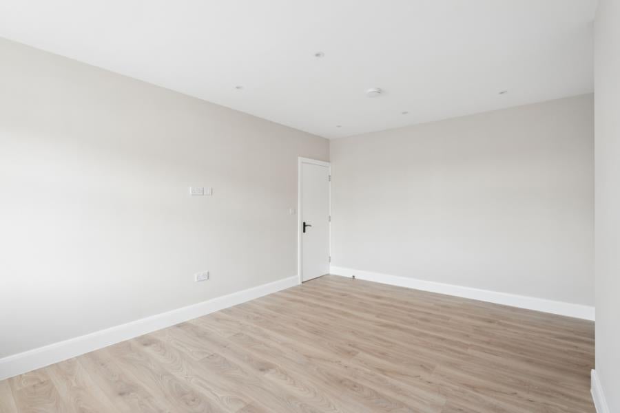 Flat Green Lane in Greater London