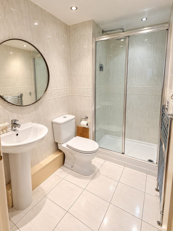 Room Carisbrooke Road in Leeds