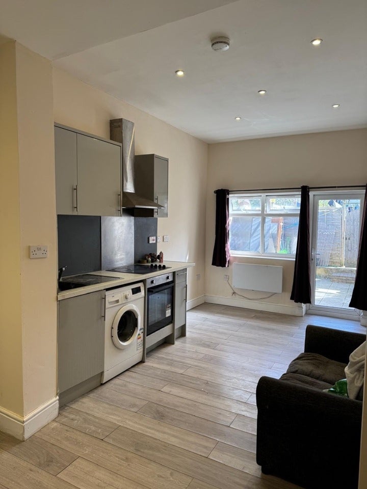 Flat Hindes Road in Greater London