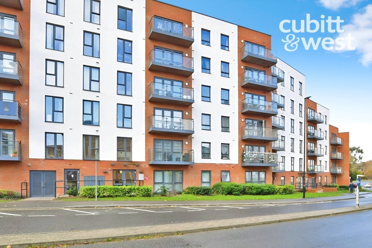 Flat West Green Drive in Crawley