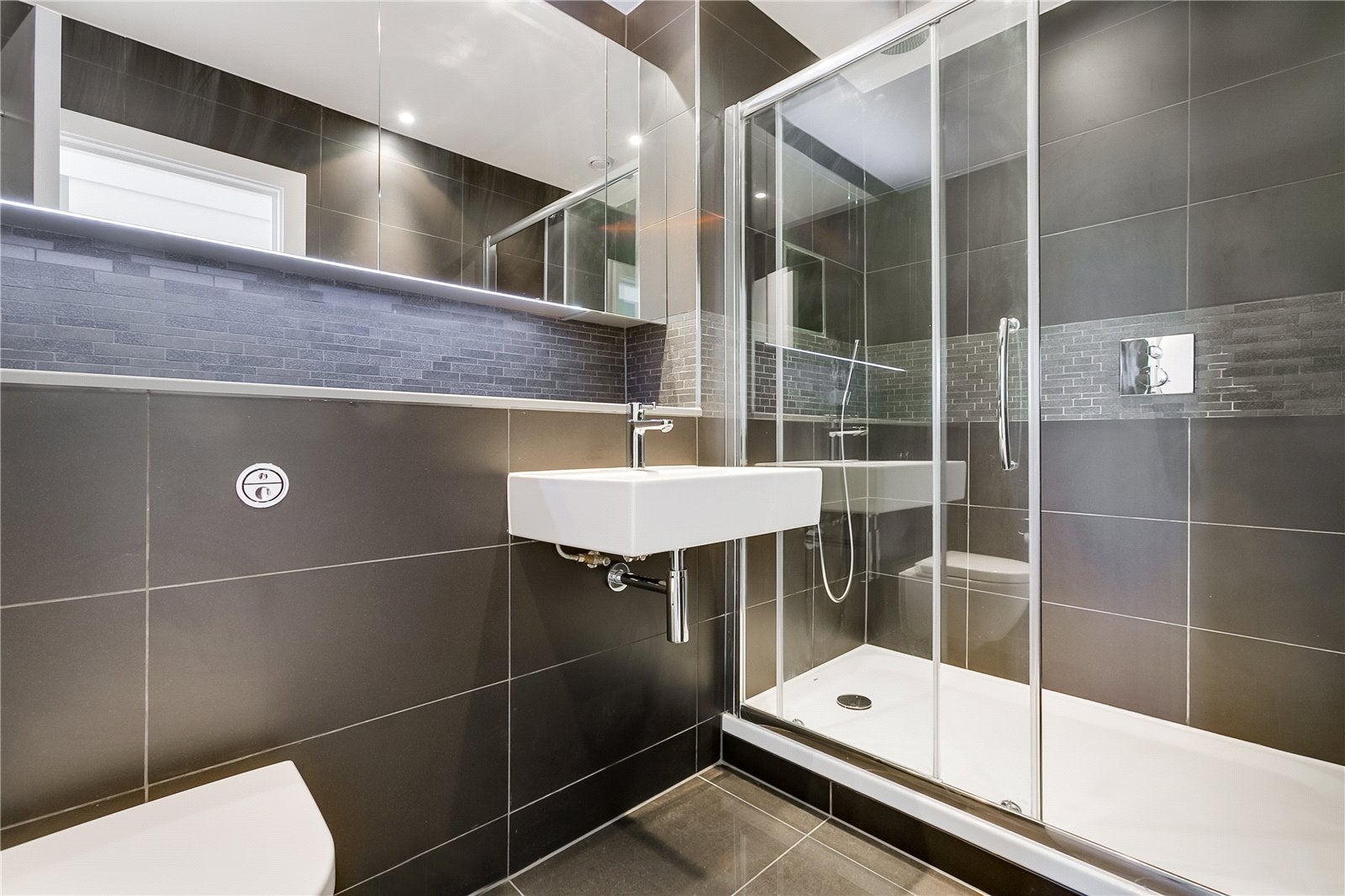 Flat Pump House Crescent in Greater London