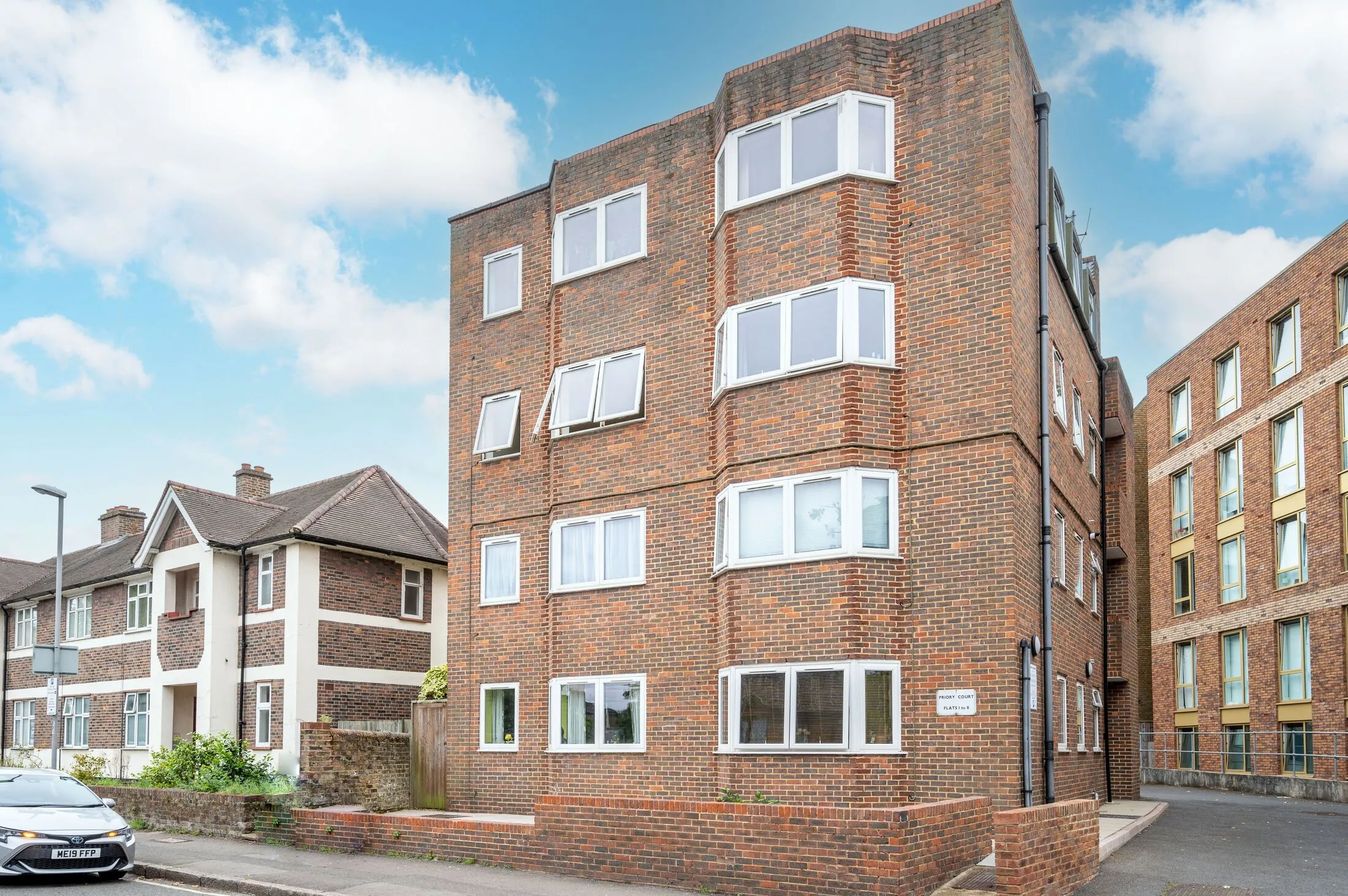 Flat Grove Crescent in Greater London