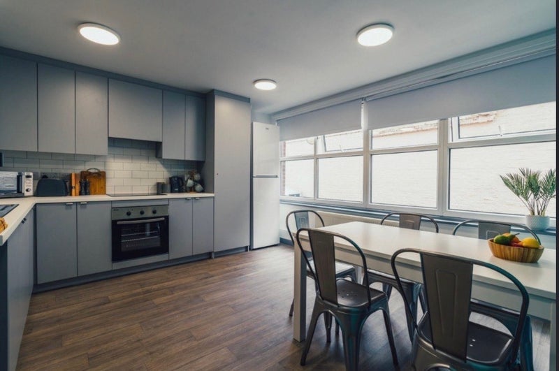 Room Millstone Lane in Leicester