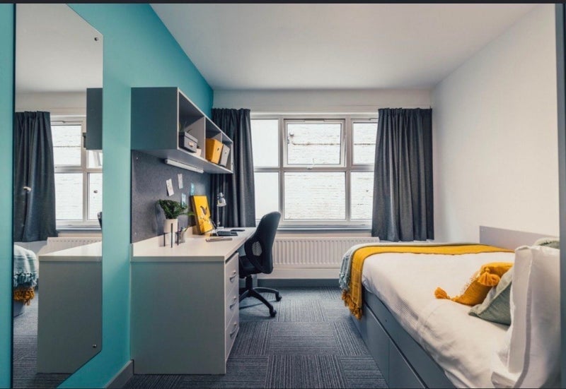Room Millstone Lane in Leicester