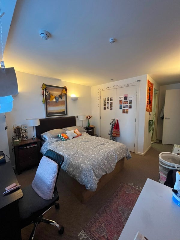 Room Whitehall Road in Leeds