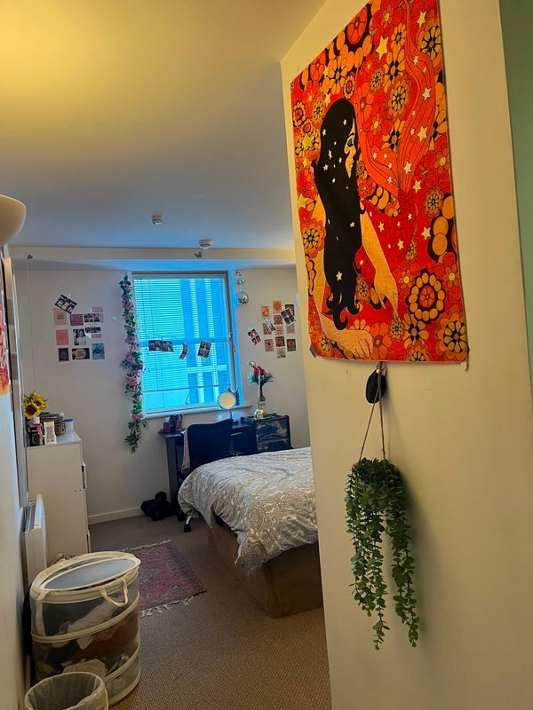Room Whitehall Road in Leeds