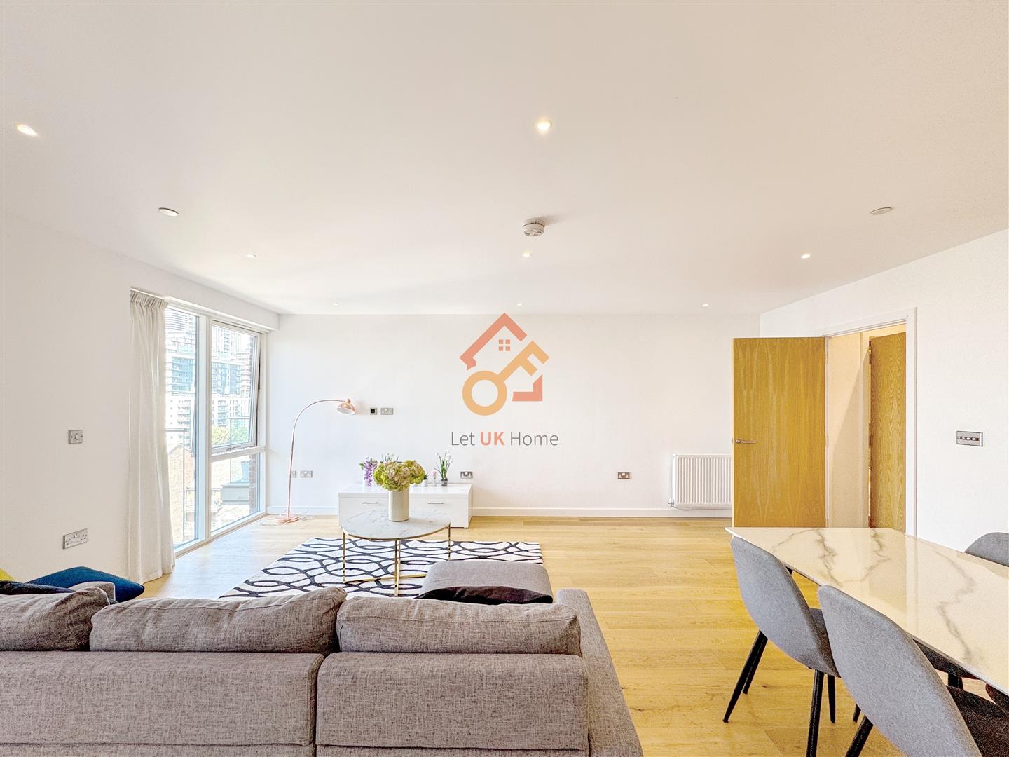 Flat Turnberry Quay in Greater London