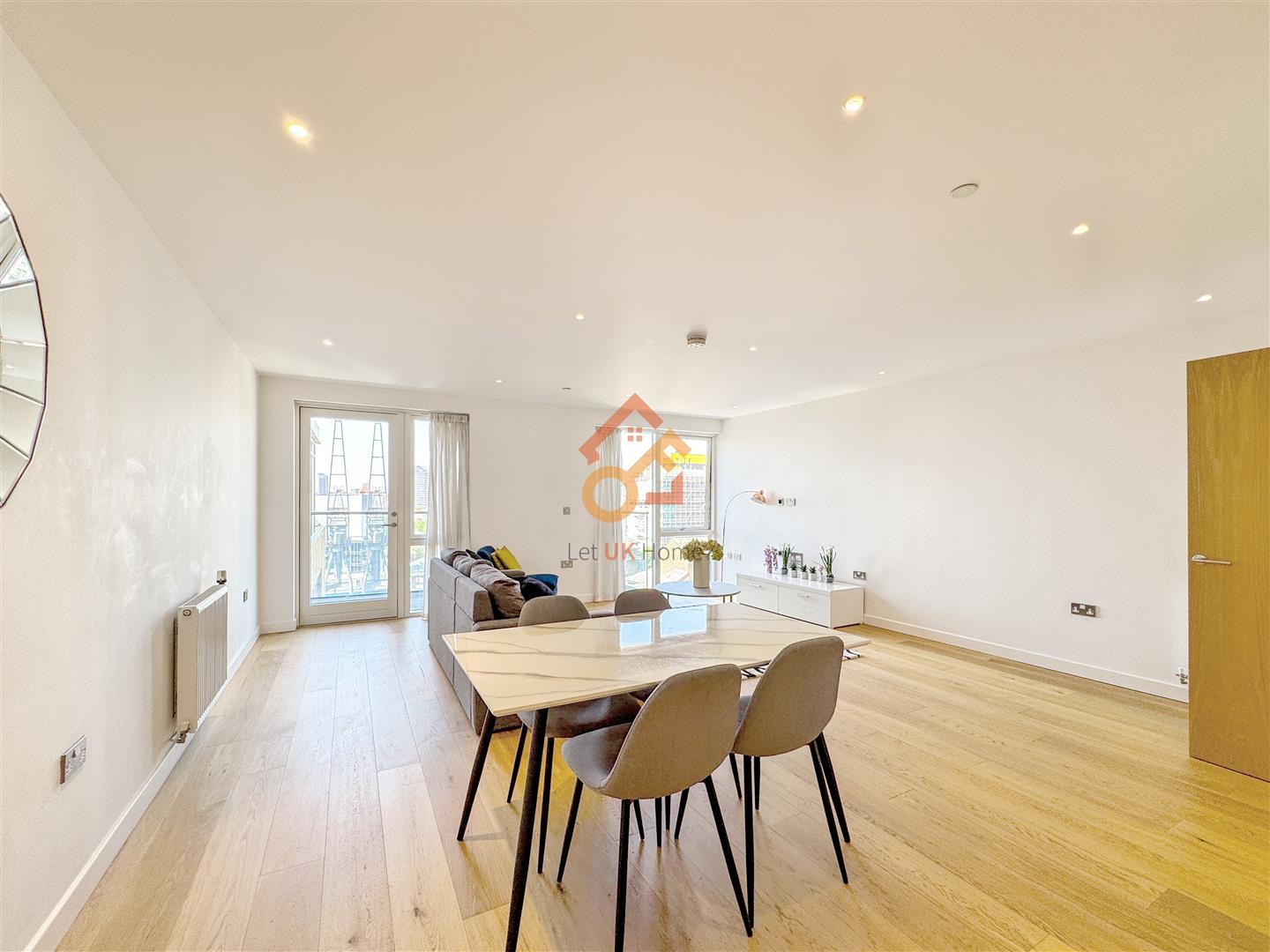 Flat Turnberry Quay in Greater London