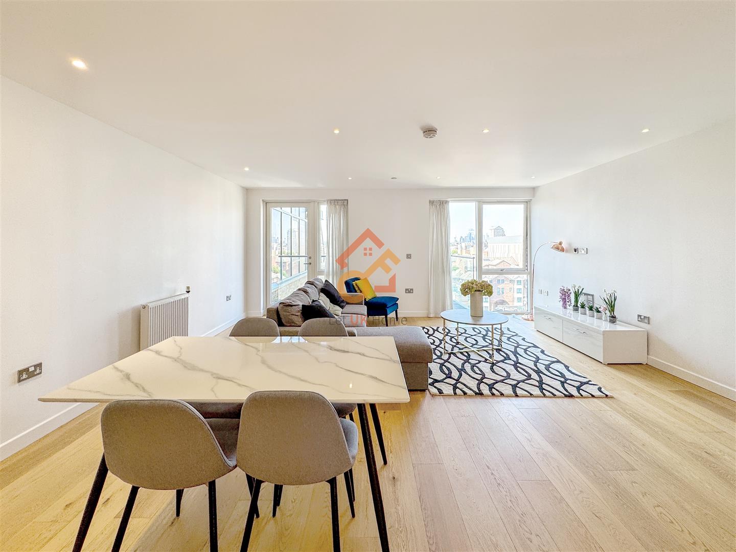 Flat Turnberry Quay in Greater London