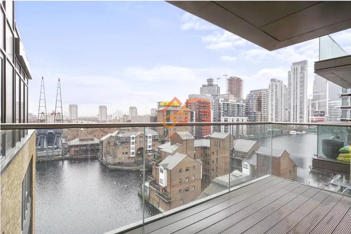 Flat Turnberry Quay in Greater London