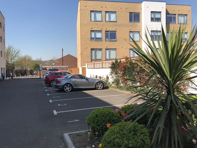 Flat Denham Street in Greater London
