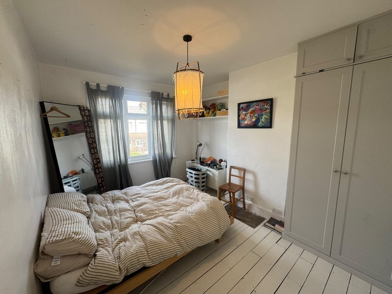 Room Holcombe Road in Greater London