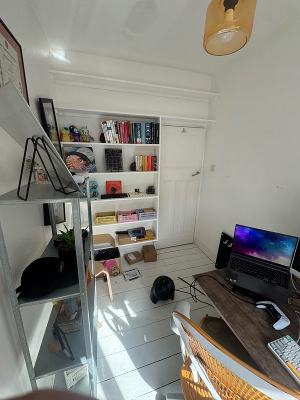 Room Holcombe Road in Greater London
