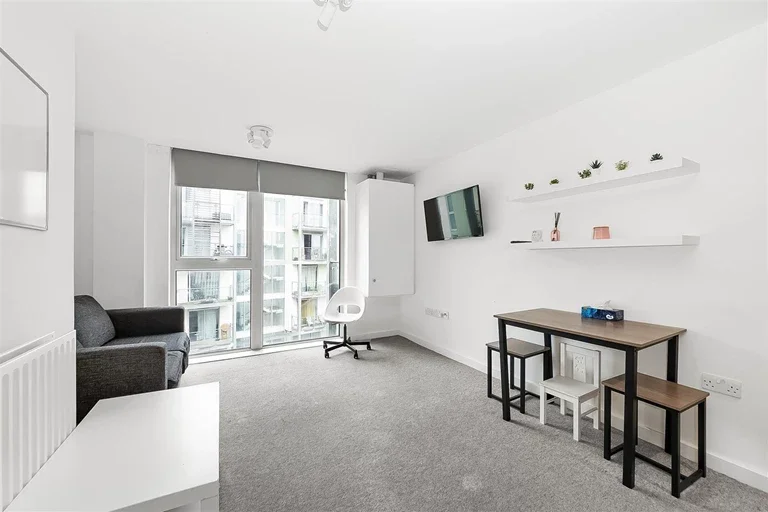Flat Rye Lane in Greater London