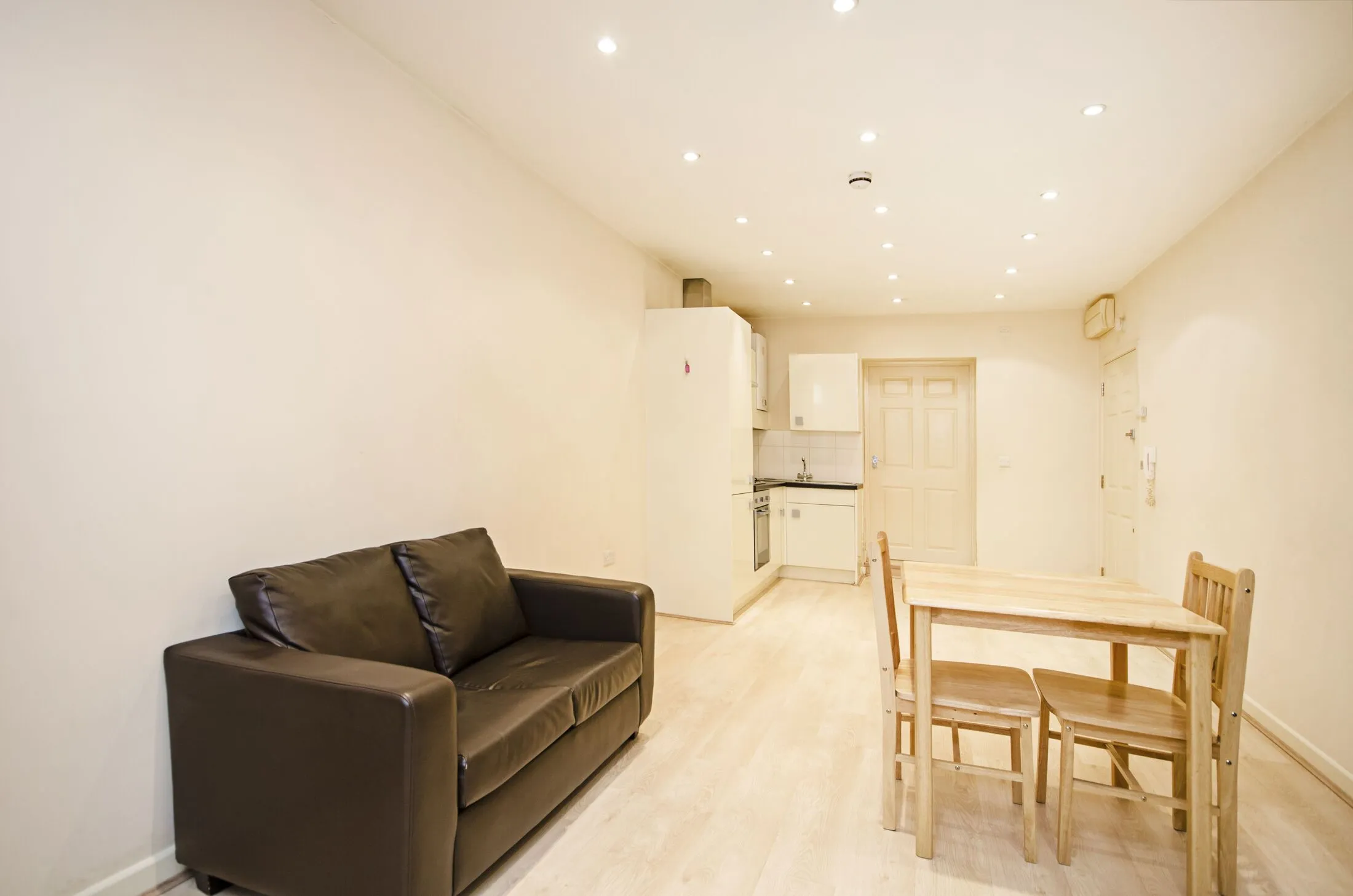 Flat Finchley Road in Greater London